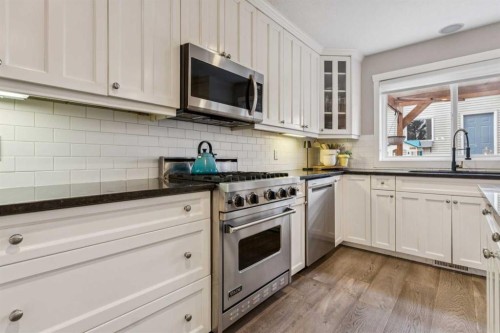 133 25 Avenue Ne, Calgary, AB - Indoor Photo Showing Kitchen