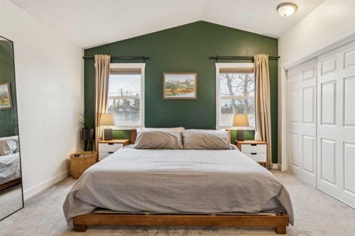 133 25 Avenue Ne, Calgary, AB - Indoor Photo Showing Bedroom