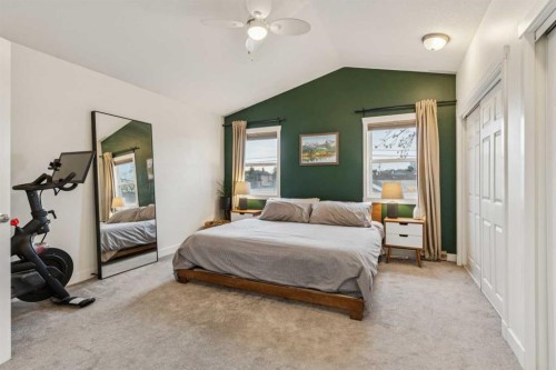 133 25 Avenue Ne, Calgary, AB - Indoor Photo Showing Bedroom