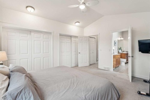 133 25 Avenue Ne, Calgary, AB - Indoor Photo Showing Bedroom