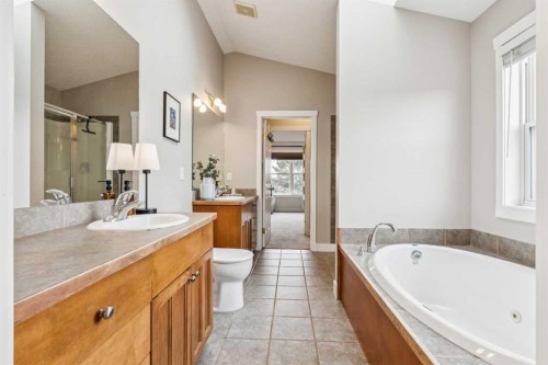 133 25 Avenue Ne, Calgary, AB - Indoor Photo Showing Bathroom