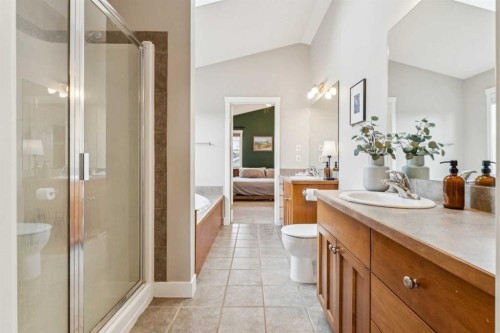133 25 Avenue Ne, Calgary, AB - Indoor Photo Showing Bathroom