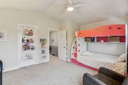 133 25 Avenue Ne, Calgary, AB - Indoor Photo Showing Bedroom