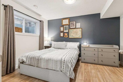 133 25 Avenue Ne, Calgary, AB - Indoor Photo Showing Bedroom