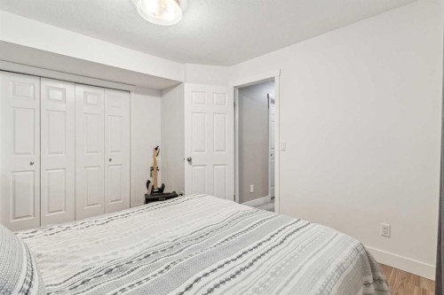 133 25 Avenue Ne, Calgary, AB - Indoor Photo Showing Bedroom