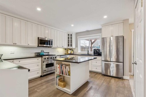 133 25 Avenue Ne, Calgary, AB - Indoor Photo Showing Kitchen With Upgraded Kitchen