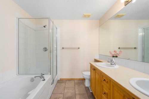 1206-151 Country Village Road Ne, Calgary, AB - Indoor Photo Showing Bathroom