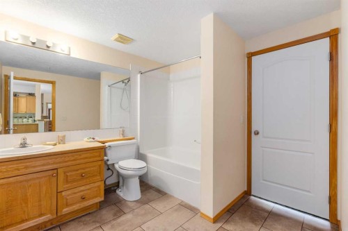 1206-151 Country Village Road Ne, Calgary, AB - Indoor Photo Showing Bathroom