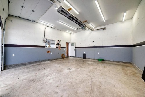 40 Cimarron Crescent, Okotoks, AB - Indoor Photo Showing Garage