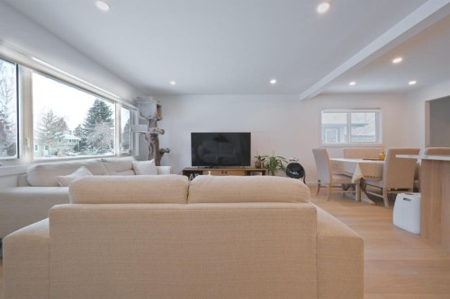 7611 Fleetwood Drive Se, Calgary, AB - Indoor Photo Showing Living Room