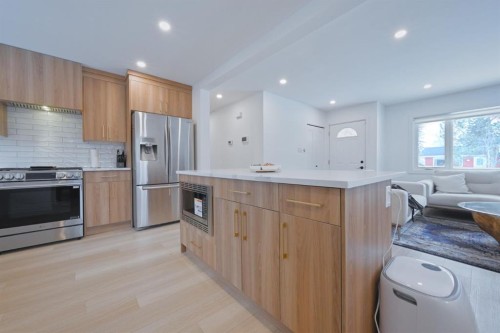 7611 Fleetwood Drive Se, Calgary, AB - Indoor Photo Showing Kitchen With Upgraded Kitchen