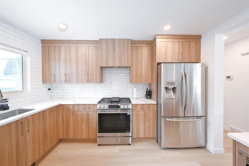 7611 Fleetwood Drive Se, Calgary, AB - Indoor Photo Showing Kitchen With Upgraded Kitchen