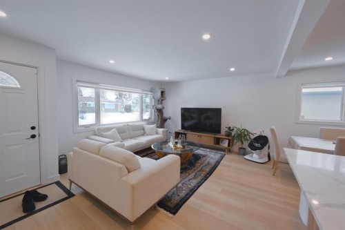 7611 Fleetwood Drive Se, Calgary, AB - Indoor Photo Showing Living Room