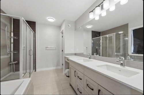 30 Belmont Crescent Sw, Calgary, AB - Indoor Photo Showing Bathroom
