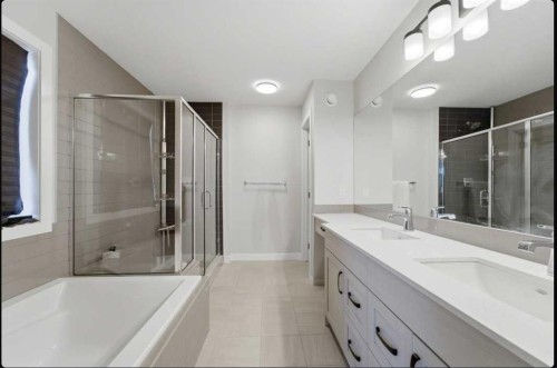 30 Belmont Crescent Sw, Calgary, AB - Indoor Photo Showing Bathroom
