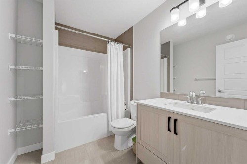 30 Belmont Crescent Sw, Calgary, AB - Indoor Photo Showing Bathroom