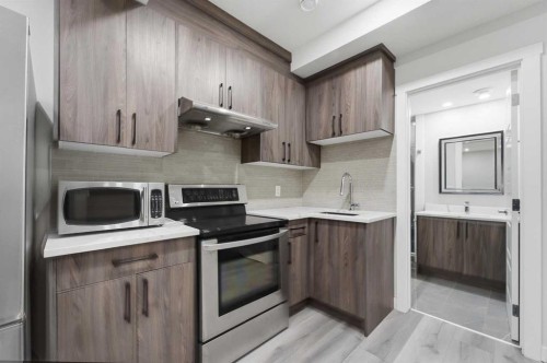 30 Belmont Crescent Sw, Calgary, AB - Indoor Photo Showing Kitchen