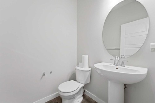 30 Belmont Crescent Sw, Calgary, AB - Indoor Photo Showing Bathroom