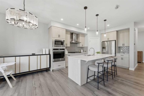 30 Belmont Crescent Sw, Calgary, AB - Indoor Photo Showing Kitchen With Upgraded Kitchen
