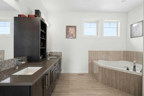 71 Muirfield Close, Lyalta, AB - Indoor Photo Showing Bathroom