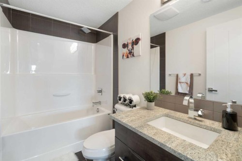 71 Muirfield Close, Lyalta, AB - Indoor Photo Showing Bathroom