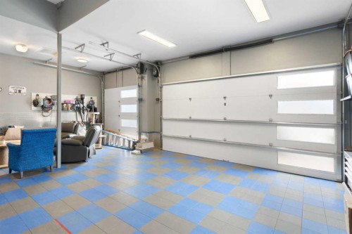 71 Muirfield Close, Lyalta, AB - Indoor Photo Showing Garage