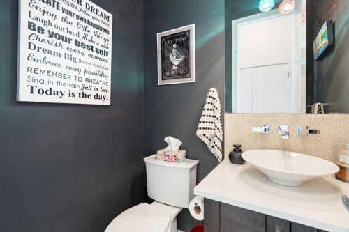 71 Muirfield Close, Lyalta, AB - Indoor Photo Showing Bathroom