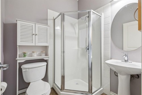 12-140 Rockyledge View Nw, Calgary, AB - Indoor Photo Showing Bathroom