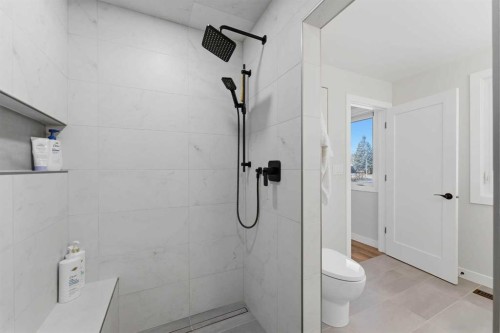 6725 Livingstone Drive Sw, Calgary, AB - Indoor Photo Showing Bathroom