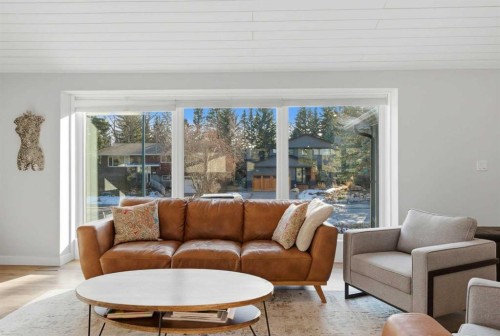 6725 Livingstone Drive Sw, Calgary, AB - Indoor Photo Showing Living Room