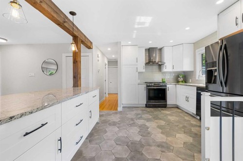 15 Fielding Drive Se, Calgary, AB - Indoor Photo Showing Kitchen With Upgraded Kitchen