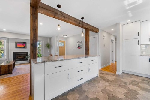 15 Fielding Drive Se, Calgary, AB - Indoor Photo Showing Kitchen