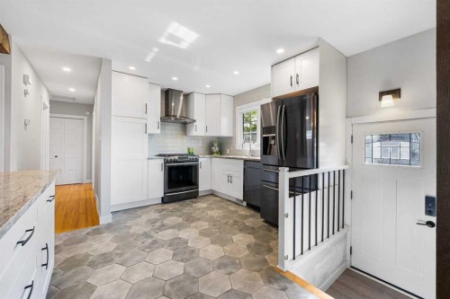 15 Fielding Drive Se, Calgary, AB - Indoor Photo Showing Kitchen With Upgraded Kitchen