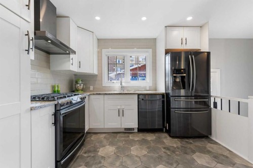 15 Fielding Drive Se, Calgary, AB - Indoor Photo Showing Kitchen With Upgraded Kitchen