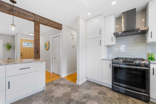 15 Fielding Drive Se, Calgary, AB - Indoor Photo Showing Kitchen With Upgraded Kitchen