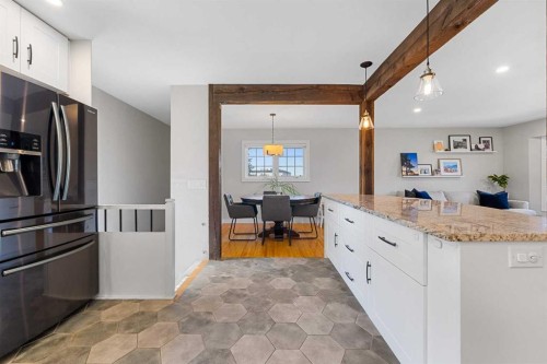 15 Fielding Drive Se, Calgary, AB - Indoor Photo Showing Kitchen