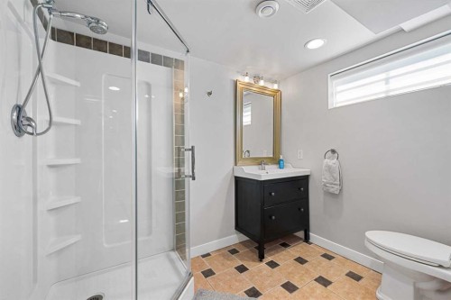 15 Fielding Drive Se, Calgary, AB - Indoor Photo Showing Bathroom