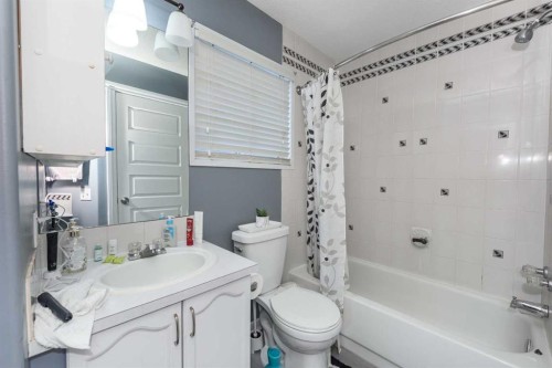 3810 Catalina Boulevard Ne, Calgary, AB - Indoor Photo Showing Bathroom