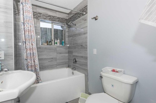 3810 Catalina Boulevard Ne, Calgary, AB - Indoor Photo Showing Bathroom