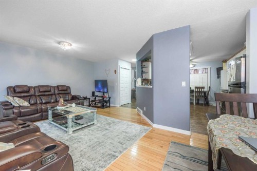 3810 Catalina Boulevard Ne, Calgary, AB - Indoor Photo Showing Living Room