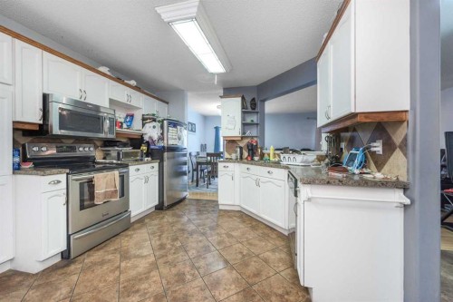 3810 Catalina Boulevard Ne, Calgary, AB - Indoor Photo Showing Kitchen