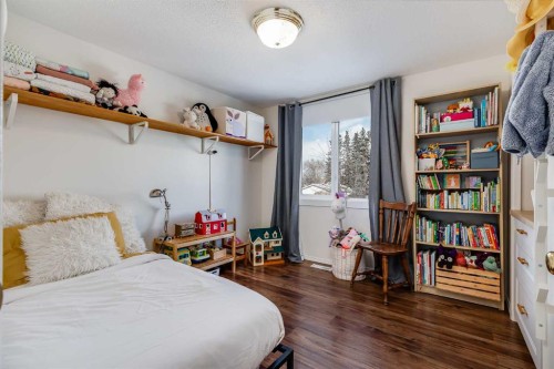 3011 32A Avenue Se, Calgary, AB - Indoor Photo Showing Bedroom