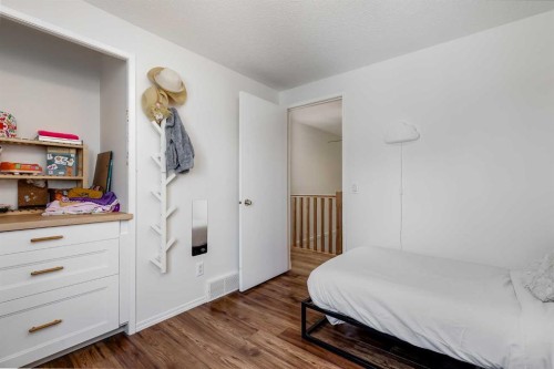 3011 32A Avenue Se, Calgary, AB - Indoor Photo Showing Bedroom