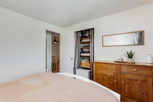 3011 32A Avenue Se, Calgary, AB - Indoor Photo Showing Bedroom