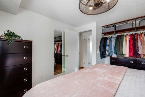 3011 32A Avenue Se, Calgary, AB - Indoor Photo Showing Bedroom