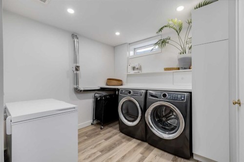 3011 32A Avenue Se, Calgary, AB - Indoor Photo Showing Laundry Room