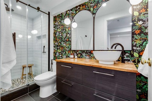 3011 32A Avenue Se, Calgary, AB - Indoor Photo Showing Bathroom