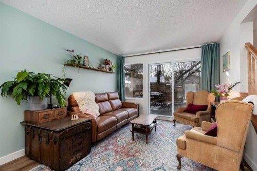 3011 32A Avenue Se, Calgary, AB - Indoor Photo Showing Living Room