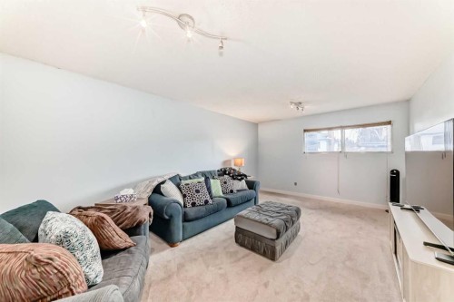 52A Queen Alexandra Close Se, Calgary, AB - Indoor Photo Showing Living Room