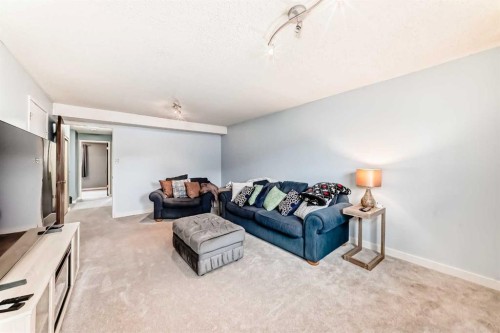 52A Queen Alexandra Close Se, Calgary, AB - Indoor